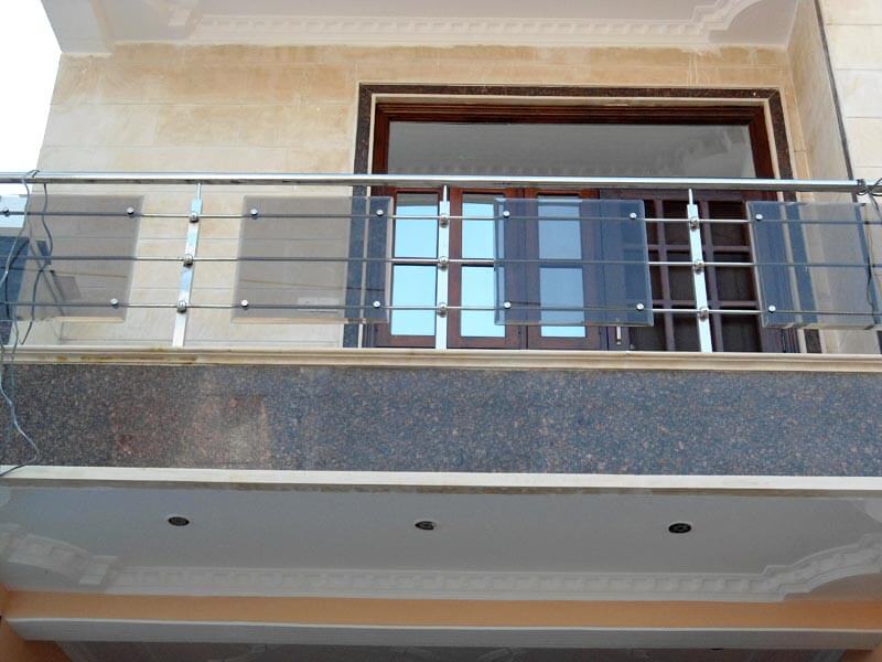 More than 25 modern balcony handrail design ideas with photos.