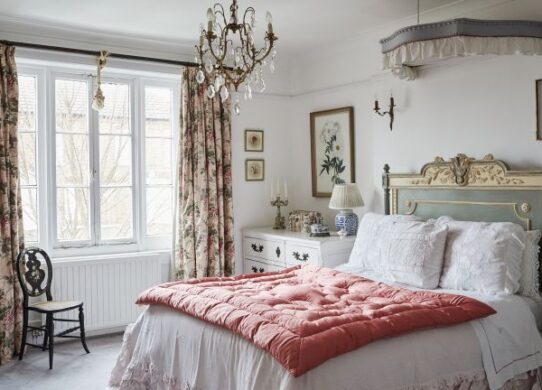 Turning Your Bedroom into an Antique Style Room